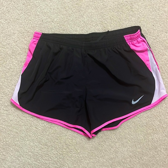 Nike Pants - NWOT NIKE SHORTS medium